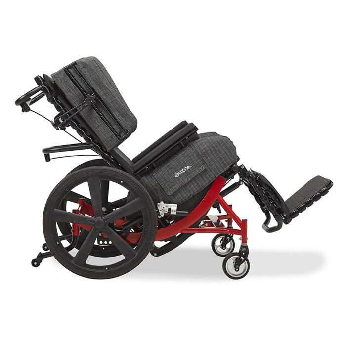 Slightly reclined Synthesis Tilt Recliner Chair by Broda