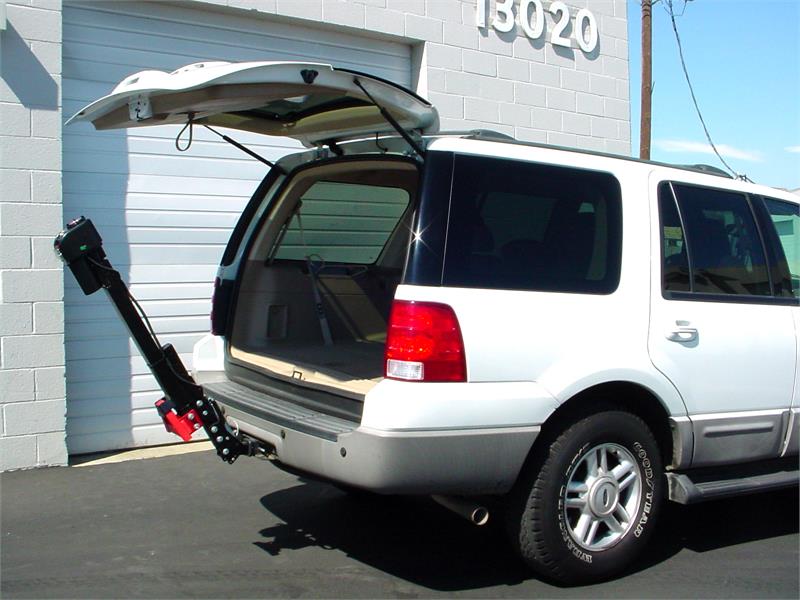 Easily lift the trunk when the lift is moved forward and out of the way