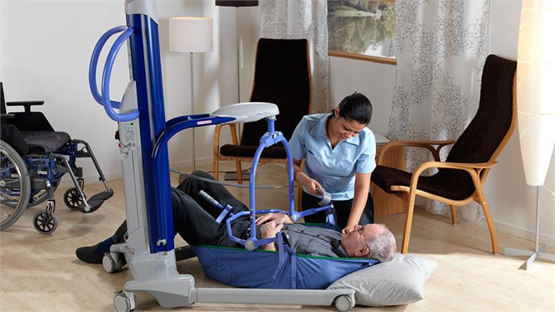 Arjohuntleigh MaxiMove Power Patient Lift|Arjohuntleigh MaxiMove Power Patient Lift|Arjohuntleigh MaxiMove Power Patient Lift|Arjohuntleigh Maxi Move Power Patient Lift with pediatric user|Arjohuntleigh Maxi Move Power Patient Lift with adult user