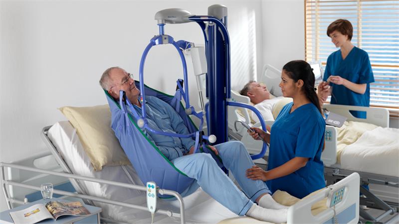 Arjohuntleigh MaxiMove Power Patient Lift|Arjohuntleigh MaxiMove Power Patient Lift|Arjohuntleigh MaxiMove Power Patient Lift|Arjohuntleigh Maxi Move Power Patient Lift with pediatric user|Arjohuntleigh Maxi Move Power Patient Lift with adult user