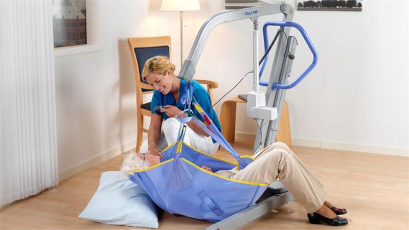 Choice of 4 prong spreader bar with manual DPS - Arjohuntleigh Maxi 500 Patient Lift|Option of 2 Pt Spreader Bar Arjohuntleigh Maxi 500 Patient Lif|Arjohuntleigh Maxi 500 Patient Lift|Optional ArjoHuntleigh General Purpose Clip Sling with Padded Legs|Optional  ArjoHuntleigh Mesh Loop Bathing Sling with Head Support
