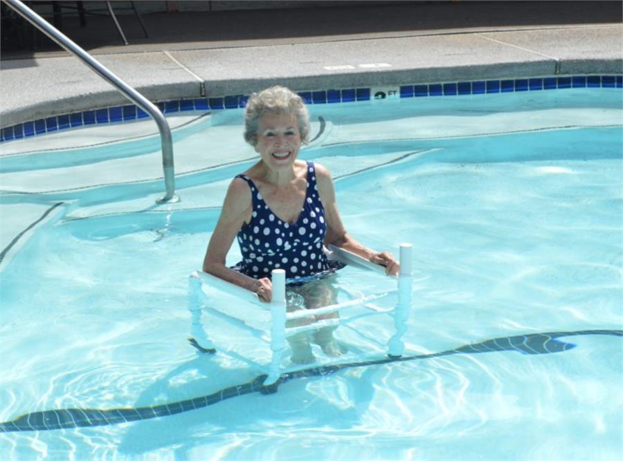 The Aqua Walker with adjustable height |The Aqua walker with plastic arm rests|Easy height adjustments for perfect height